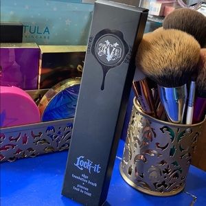 Kat Von D Lock-it edge foundation brush
